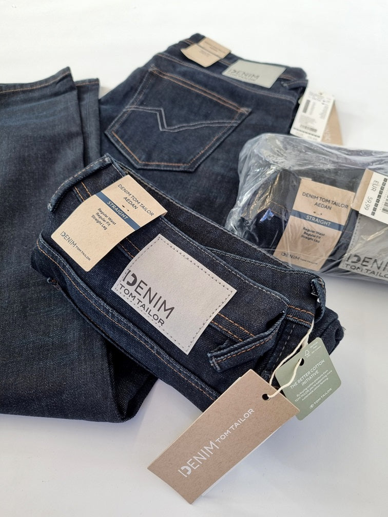 Tom Tailor Jeans in Dunkelblau, gefaltet mit Etiketten