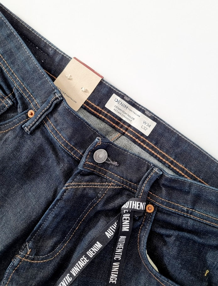 Tom Tailor Jeans in Dunkelblau, Bund und Knopf im Detail