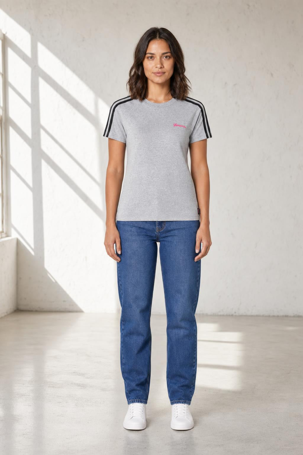 Adidas Shirt mit Streifen in Grau, Detailansicht