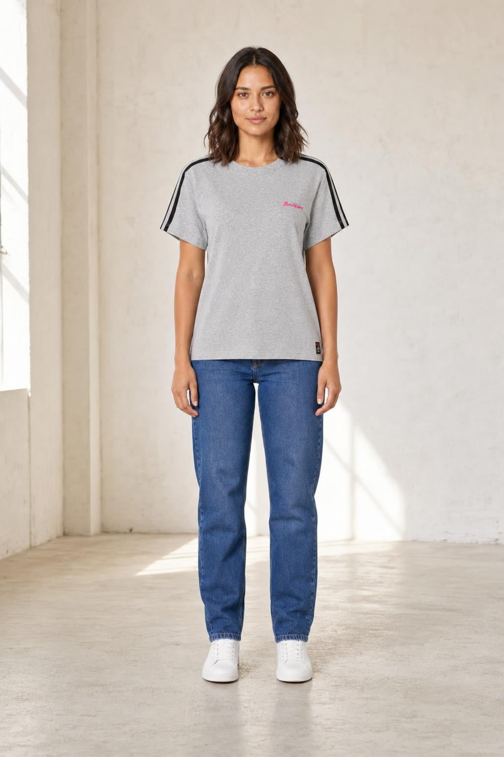 Adidas Shirt mit Streifen in Grau, Ganzkörperansicht
