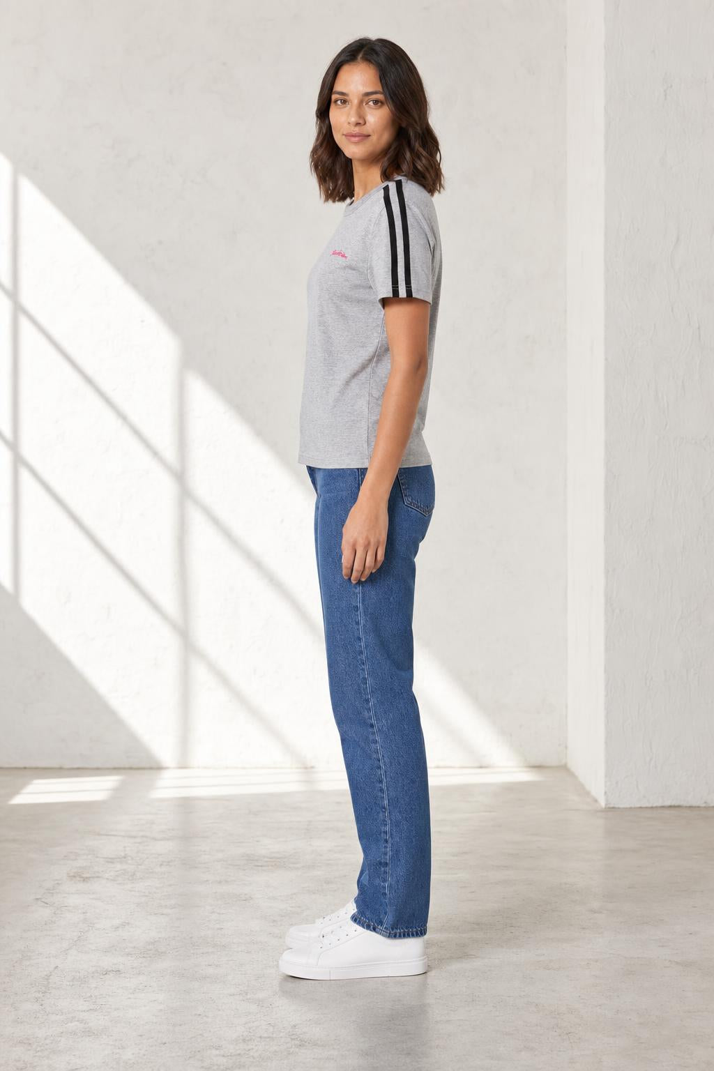 Adidas Shirt mit Streifen in Grau, Seitenansicht