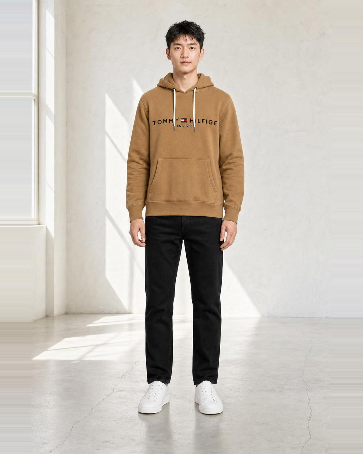 Tommy Hilfiger Hoodie in Braun, Ganzkörperansicht