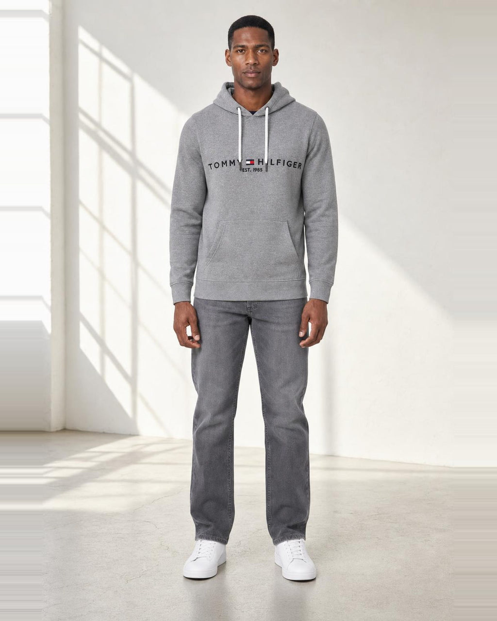 Tommy Hilfiger Hoodie in Grau, Ganzkörperansicht