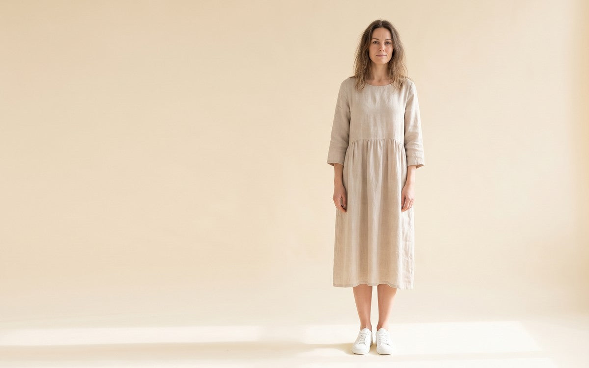 Damenmode bei Trois5, Frau in leichtem Sommerkleid