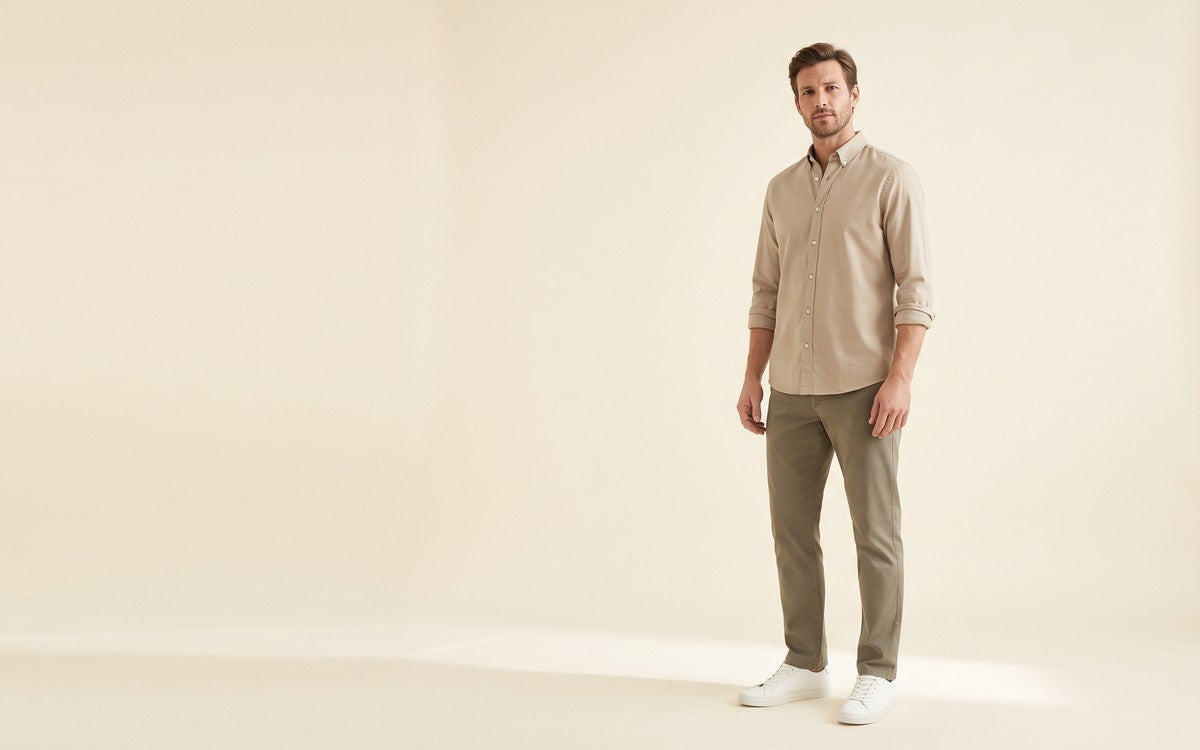Herrenmode bei Trois5, Mann in Hemd und Chino