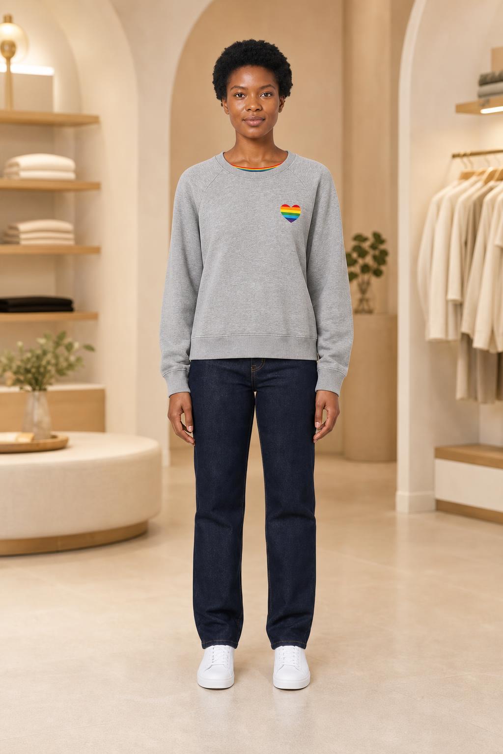 LASCANA Pullover mit Regenbogenherz in Grau, Ganzkörperansicht