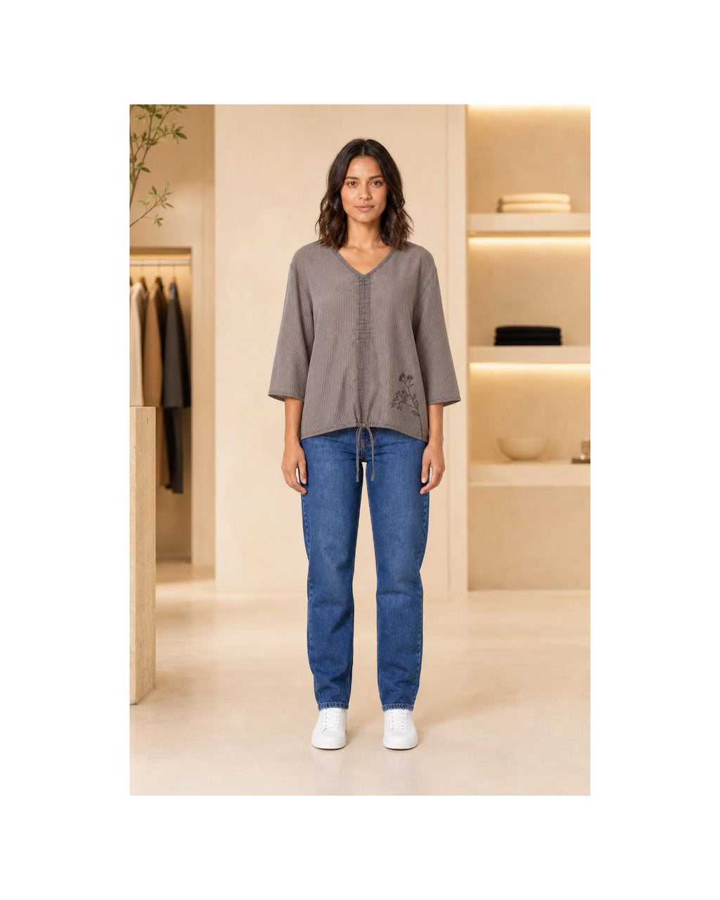 Passionata Bluse in Taupe, Ganzkörperansicht